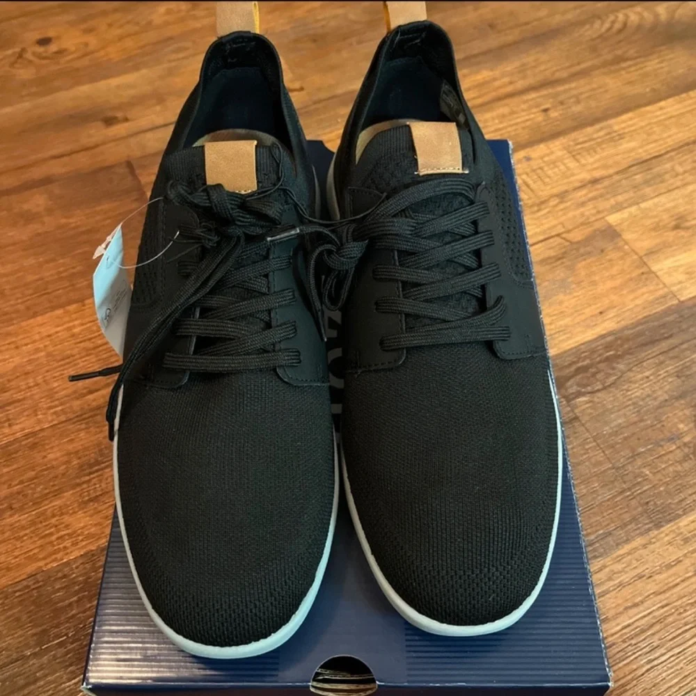 IZOD “Bannister”Lightweight Stretch Textile Memory Foam/Flexible Outsole Sneaker